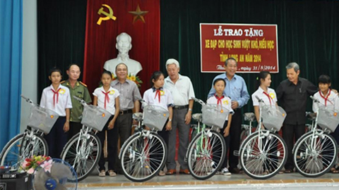 Trao tặng 100 xe đạp cho học sinh nghèo vượt khó