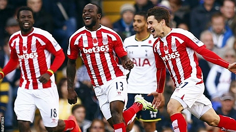 Vòng 11 giải Ngoại hạng Anh: Stoke hạ Tottenham 2-1 trên sân khách