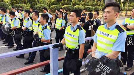 Cảnh sát Hồng Công (Trung Quốc) giải tỏa đường phố ở Mong Kok