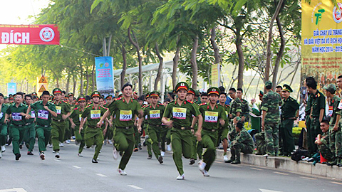 Chạy việt dã, vũ trang chào mừng ngày thành lập QĐNDVN