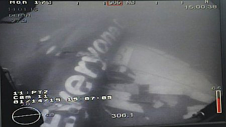 Các thợ lặn tiếp cận thân máy bay AirAsia