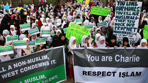 Phản ứng trái chiều khi Sác-li Ép-đô tiếp tục phát hành ấn phẩm