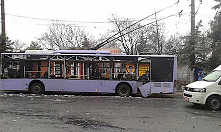 Ukraine: Đạn cối rơi trúng tàu điện ở Donetsk, 13 người thiệt mạng