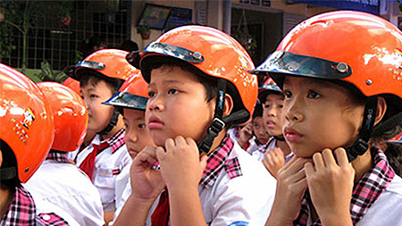 Thực hiện quy định của pháp luật về đội mũ bảo hiểm đối với trẻ em