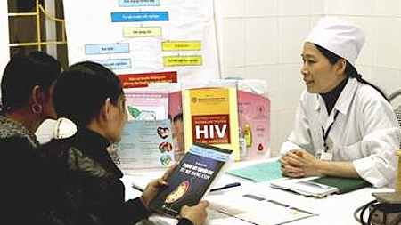 Triển khai Tháng cao điểm  dự phòng lây truyền HIV từ mẹ sang con năm 2015