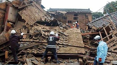 Nhật Bản hứng chịu 2 trận động đất lớn, chưa cảnh báo sóng thần