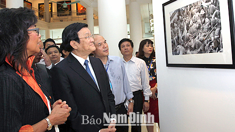 Chủ tịch nước Trương Tấn Sang tham quan Triển lãm &quot;Việt Nam - Cuộc chiến tranh qua ảnh&quot;