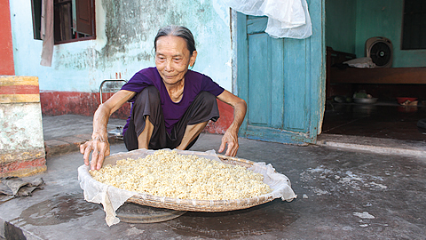 Nghề "ngả" rượu cái