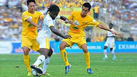 Thắng Sông Lam Nghệ An 2-1, FLC Thanh Hóa bám sát ngôi đầu