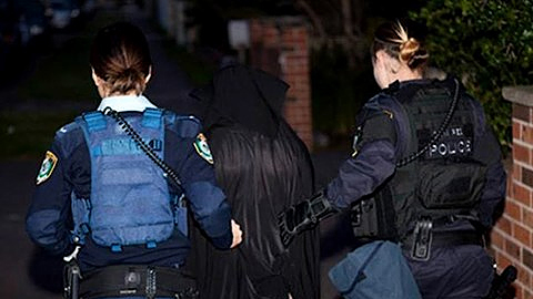 Ốt-xtrây-li-a bắt 7 thanh niên tìm cách gia nhập IS