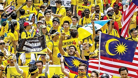 Hàng chục nghìn người Ma-lai-xi-a biểu tình đòi Thủ tướng Ra-dắc từ chức