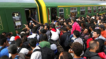 Người nhập cư đổ xô vào sân ga gây hỗn loạn tại Budapest