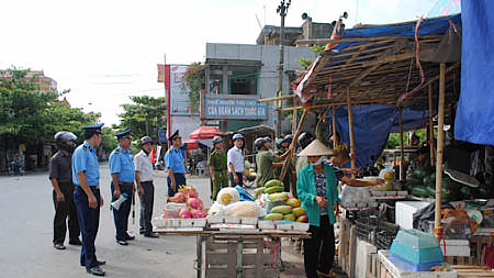 Trực Ninh đồng loạt ra quân xử lý, giải tỏa vi phạm  trật tự an toàn giao thông