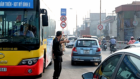 Hà Nội: Tăng thêm công an chống ùn tắc giao thông