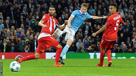 Vòng bảng Champions League: Man City thắng vất vả, M.U hòa may mắn