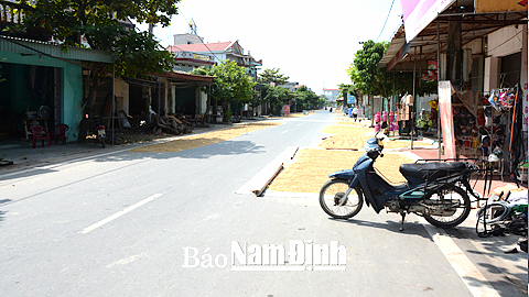 &quot;Biến&quot; đường thành sân phơi