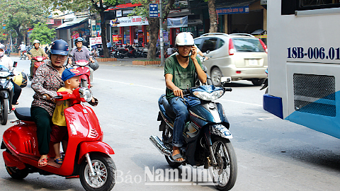 Hiểm họa tai nạn giao thông từ việc sử dụng điện thoại khi lái xe