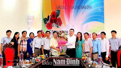 Đồng chí Bí thư Tỉnh ủy thăm, chúc mừng Sở Giáo dục và Đào tạo nhân Ngày Nhà giáo Việt Nam