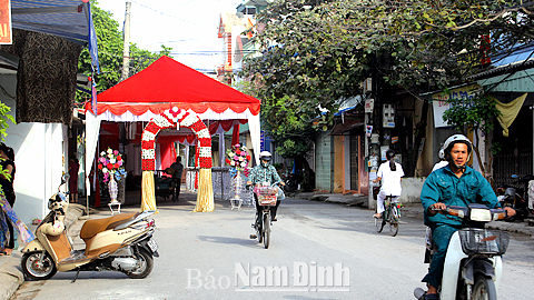 Nguy cơ mất an toàn giao thông từ việc dựng rạp cưới dưới lòng đường