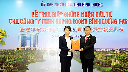 Bình Dương: Trao giấy chứng nhận đầu tư dự án 1 tỷ USD