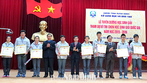 Tuyên dương thành tích học sinh giỏi dự kỳ thi học sinh giỏi quốc gia năm học 2015-2016