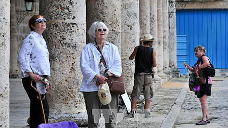 Mỹ nới lỏng cấm vận hàng không và tài chính đối với Cuba