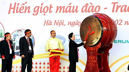 Phó Chủ tịch nước Nguyễn Thị Doan đánh trống khai hội Xuân hồng năm 2016
