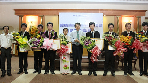 Ba học sinh Trường THPT chuyên Lê Hồng Phong đạt thành tích cao tại cuộc thi Ô-lim-pích Vật lý châu Á 2016