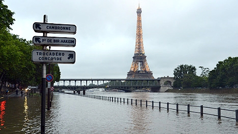 Lụt lội hoành hành tại Pháp, nước sông Seine ở Paris dâng cao