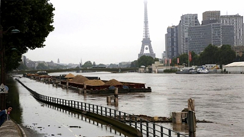 Paris báo động lũ, hai bảo tàng nổi tiếng đóng cửa