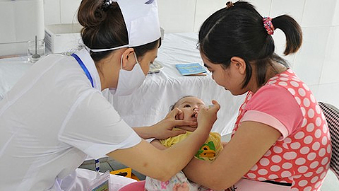 Trẻ em được uống vắc-xin bại liệt mới