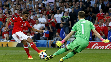 Wales 3-0 Nga: Người thắng lên ngôi đầu, kẻ thua lên đường về nước