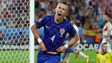 Croatia lội ngược dòng đánh bại Tây Ban Nha 2-1