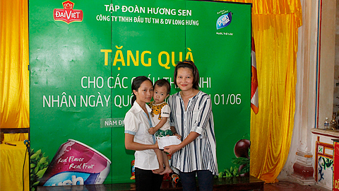 Tập đoàn Hương Sen trao quà từ thiện tại Nam Định