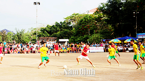 Sôi động bóng đá phong trào ngày hè