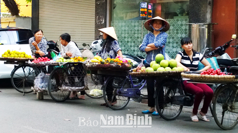 Bán hoa quả dưới lòng đường!