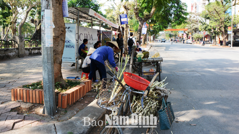 Đừng biến nhà chờ xe buýt thành... chợ