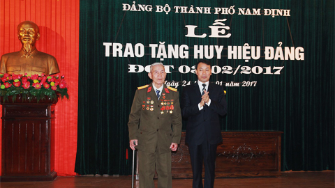 Thành ủy Nam Định trao Huy hiệu Đảng đợt 3-2-2017