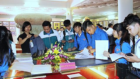 Tổ chức Ngày sách Việt Nam tỉnh Nam Định lần thứ II-2017, triển lãm bản đồ và trưng bày tư liệu về biển đảo