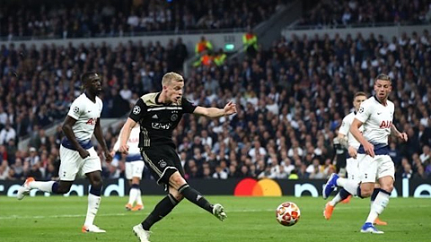 Ajax Amsterdam đả bại Tottenham 1-0 trên sân khách