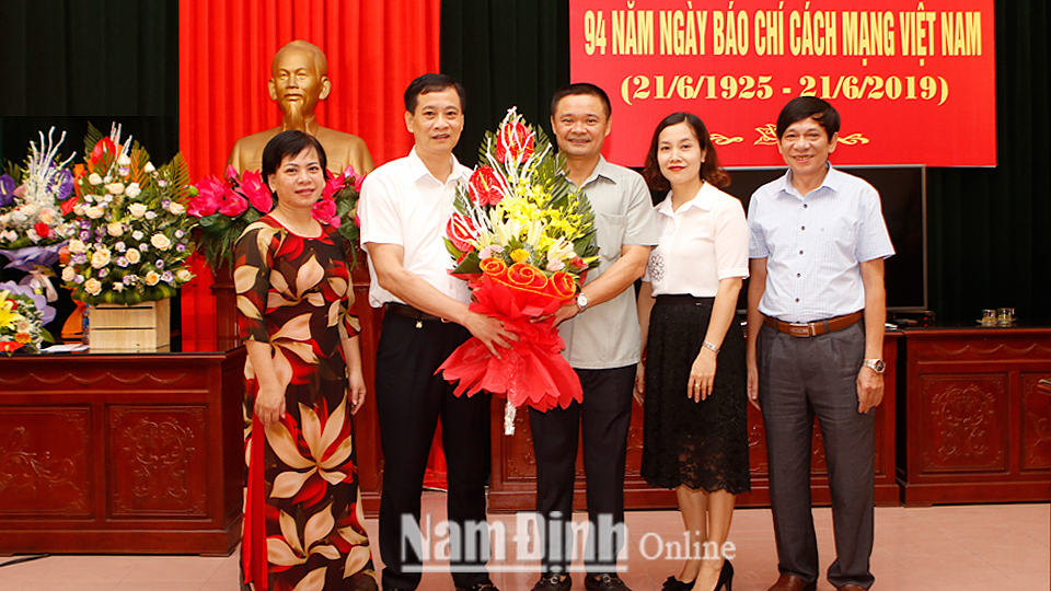 Đồng chí Phó Chủ tịch UBND tỉnh chúc mừng cán bộ, phóng viên Báo Nam Định