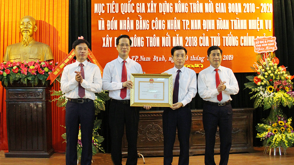 Thành phố Nam Định đón Bằng công nhận &quot;hoàn thành nhiệm vụ xây dựng nông thôn mới&quot;