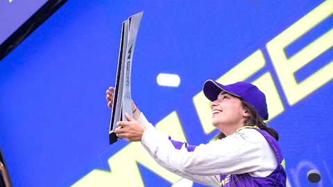 Tay đua 21 tuổi vô địch giải đua xe thể thao đầu tiên giành riêng cho nữ