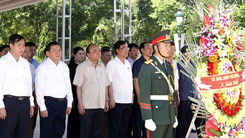 Thủ tướng Chính phủ dâng hương tưởng nhớ các Anh hùng Liệt sĩ ở Thành cổ Quảng Trị