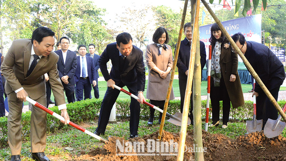 Các đồng chí lãnh đạo tỉnh tham dự Tết trồng cây đầu xuân