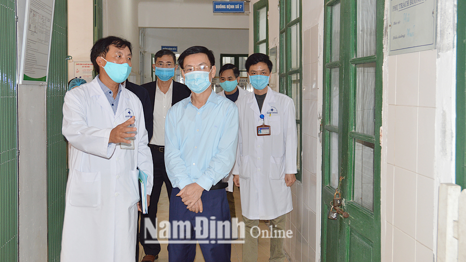 Đồng chí Chủ tịch UBND tỉnh kiểm tra công tác phòng, chống dịch bệnh COVID-19 tại thành phố Nam Định