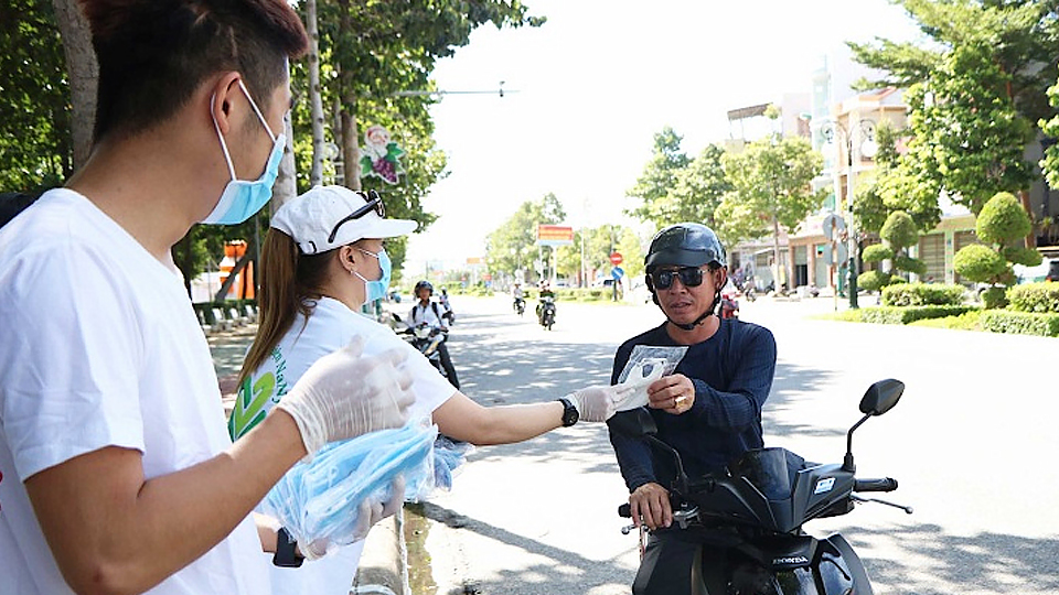 Ninh Thuận: Phát miễn phí khẩu trang y tế cho người dân