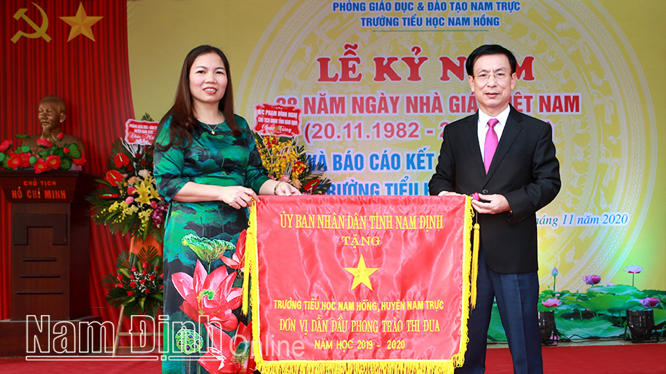 Đồng chí Chủ tịch UBND tỉnh chúc mừng Trường Tiểu học Nam Hồng nhân dịp kỷ niệm Ngày Nhà giáo Việt Nam 20-11