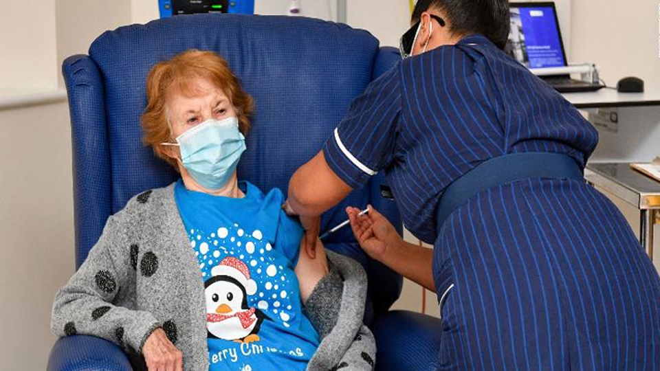 Người đầu tiên tại Anh được tiêm vaccine ngừa Covid-19 của Pfizer và BioNTech