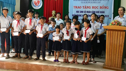 Trao học bổng cho học sinh mồ côi nhân dịp Tết Tân Sửu 2021